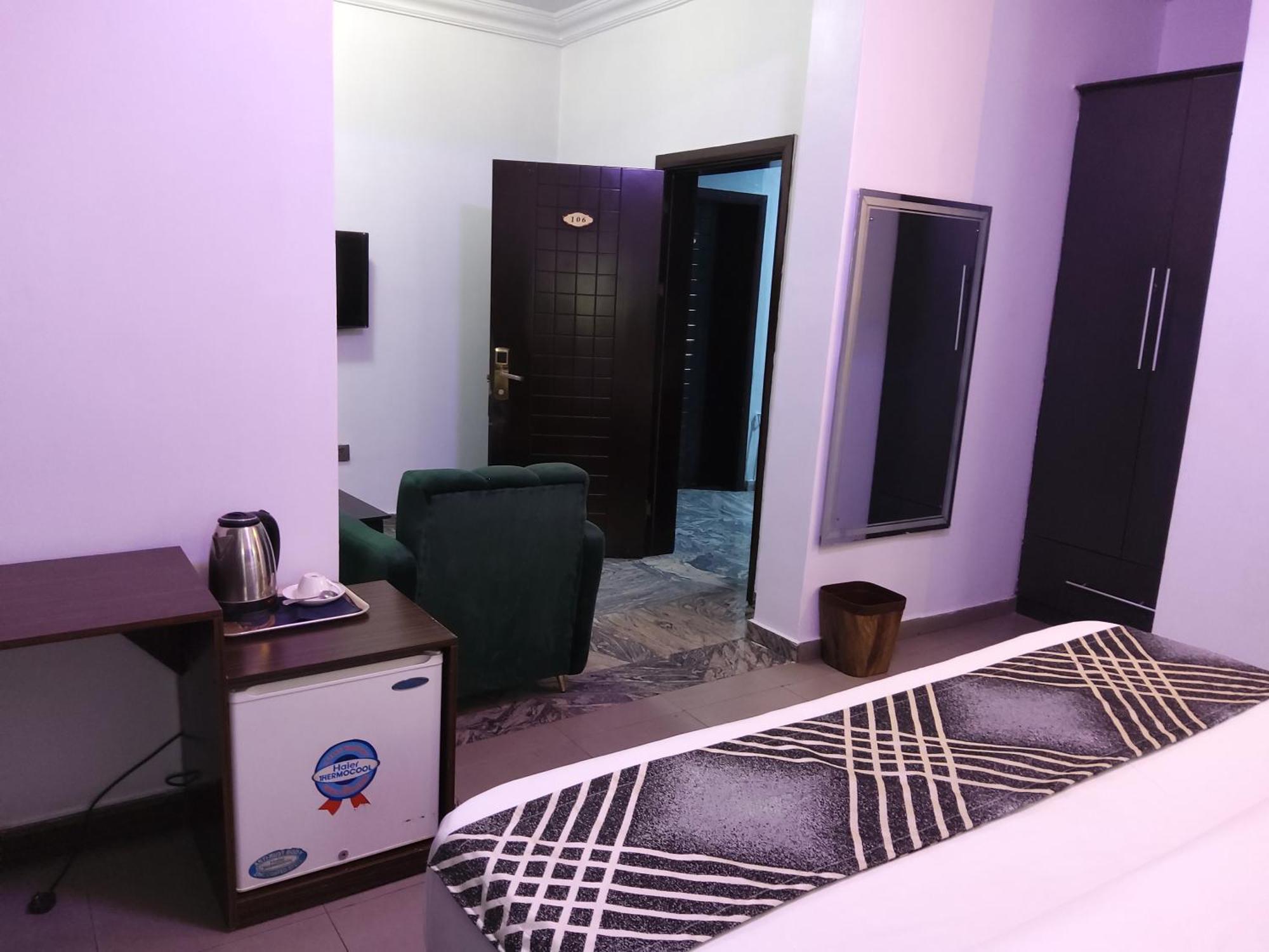 Crownedge Hotels Икея Экстерьер фото
