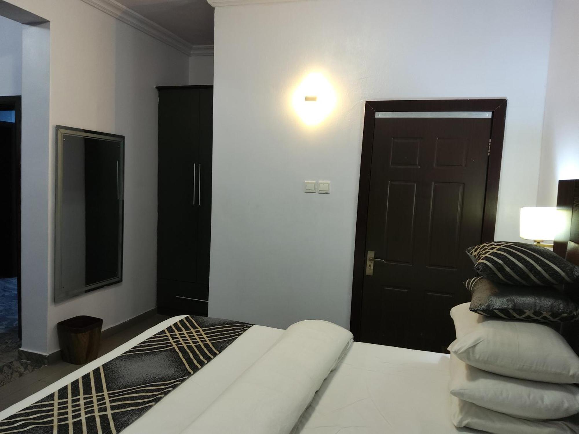 Crownedge Hotels Икея Экстерьер фото