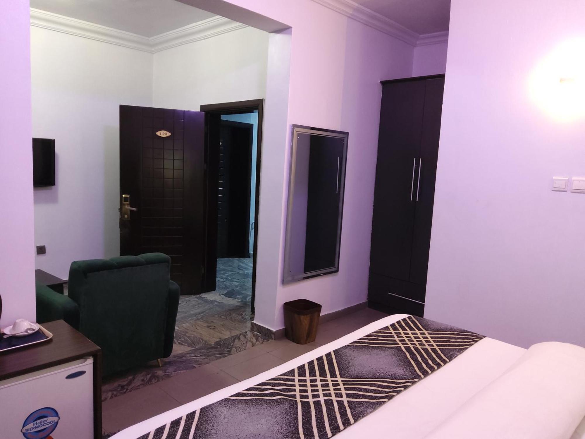 Crownedge Hotels Икея Экстерьер фото