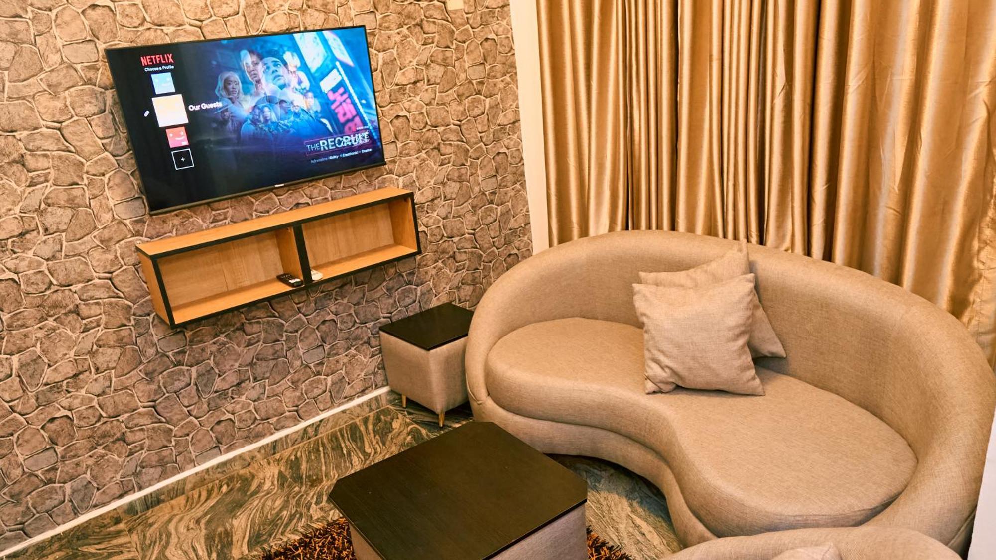 Crownedge Hotels Икея Экстерьер фото