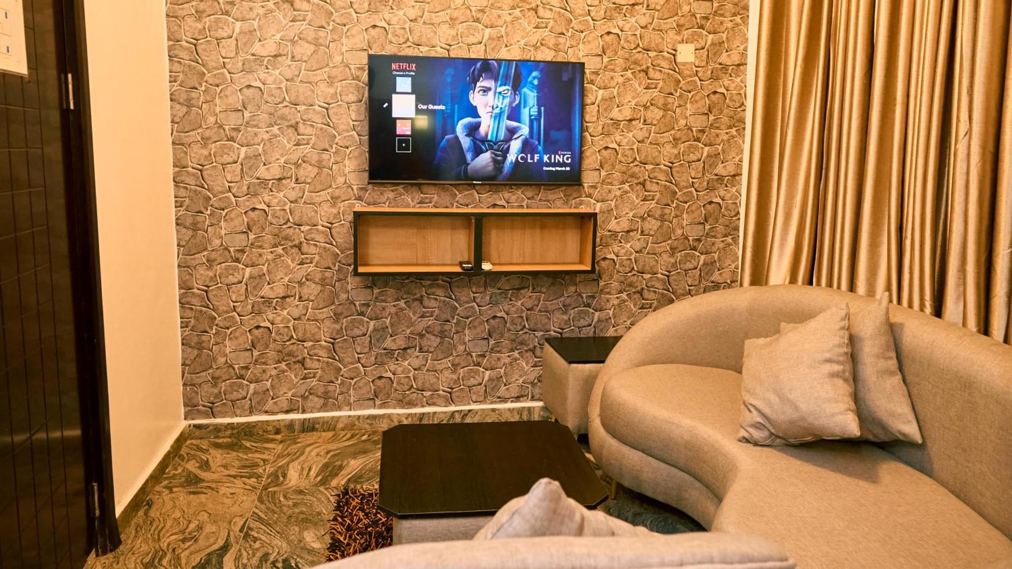 Crownedge Hotels Икея Экстерьер фото
