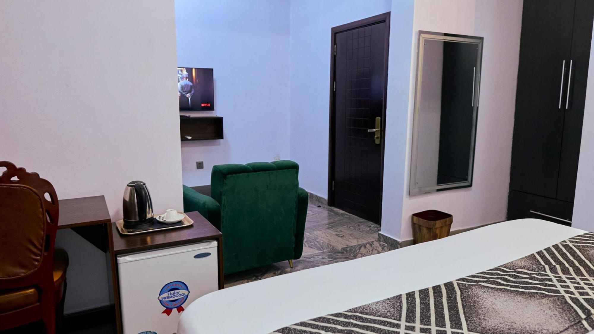 Crownedge Hotels Икея Экстерьер фото