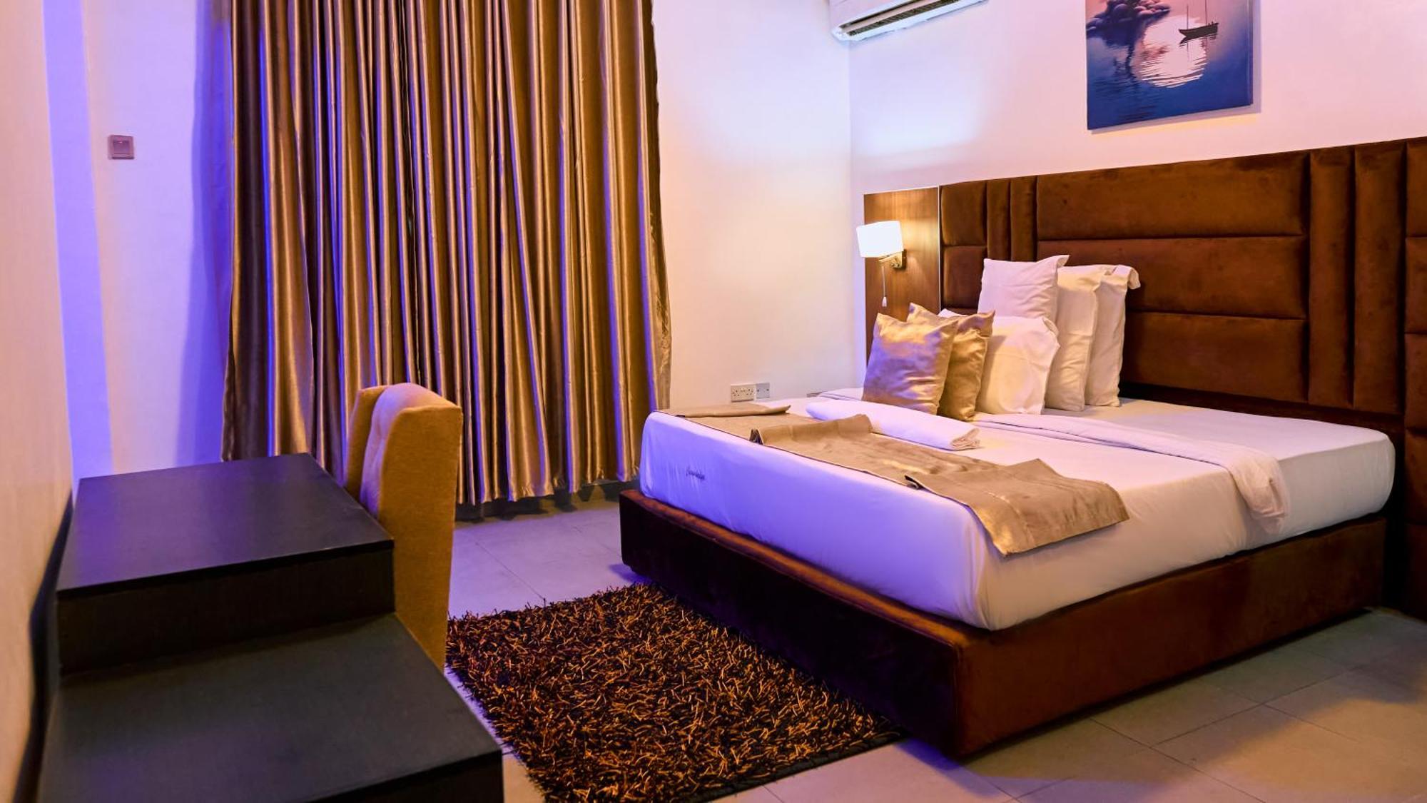 Crownedge Hotels Икея Экстерьер фото