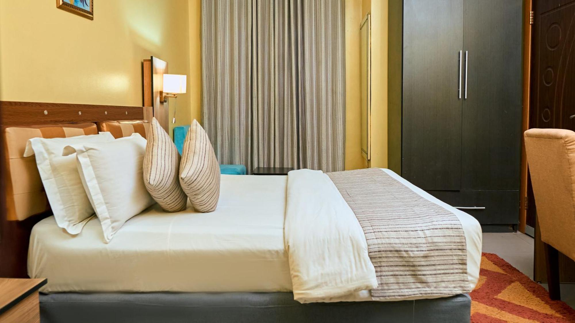 Crownedge Hotels Икея Экстерьер фото