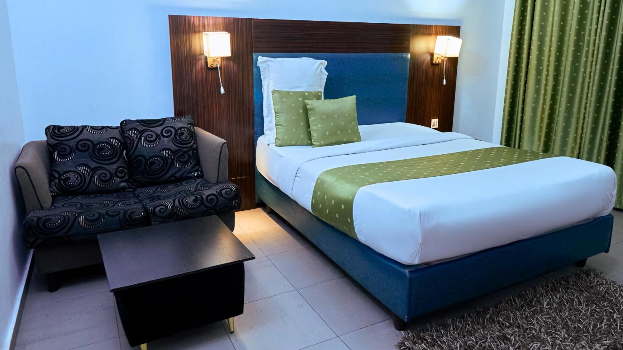 Crownedge Hotels Икея Экстерьер фото