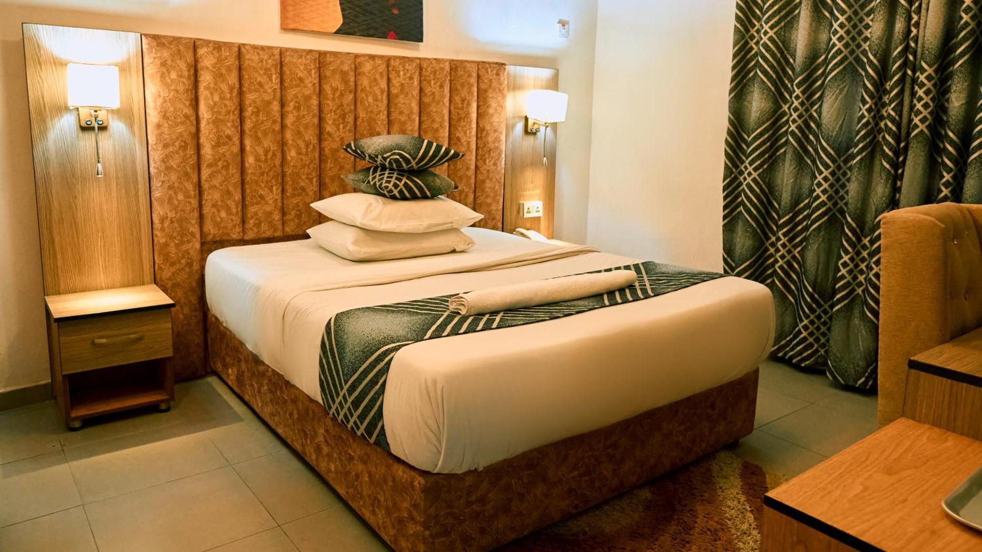 Crownedge Hotels Икея Экстерьер фото
