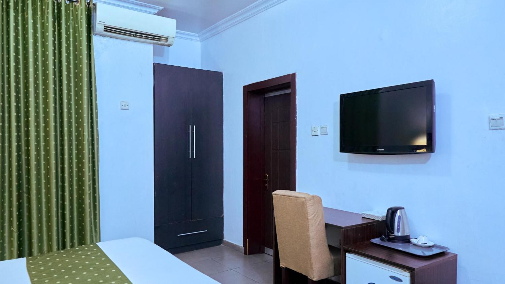 Crownedge Hotels Икея Экстерьер фото