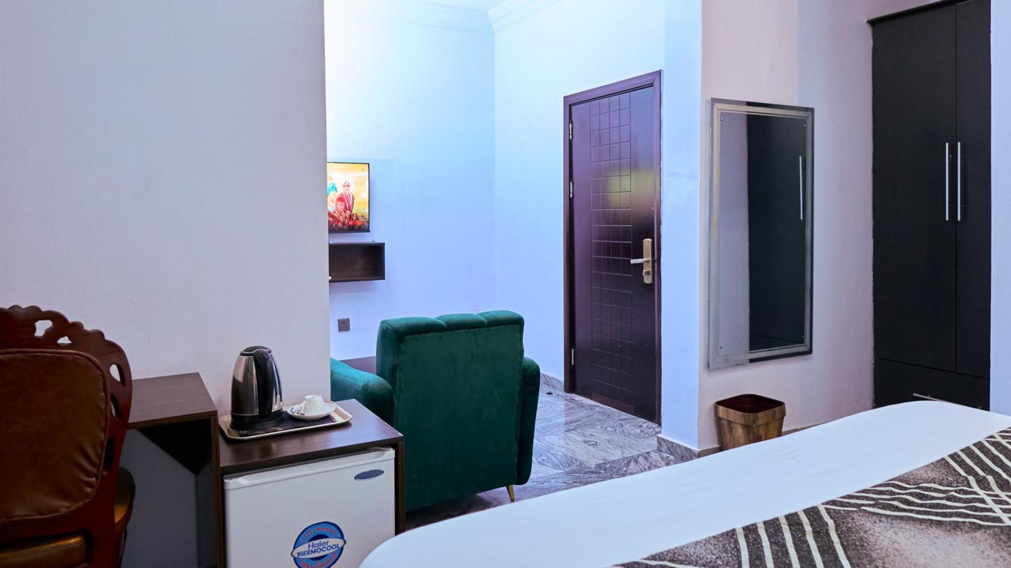 Crownedge Hotels Икея Экстерьер фото