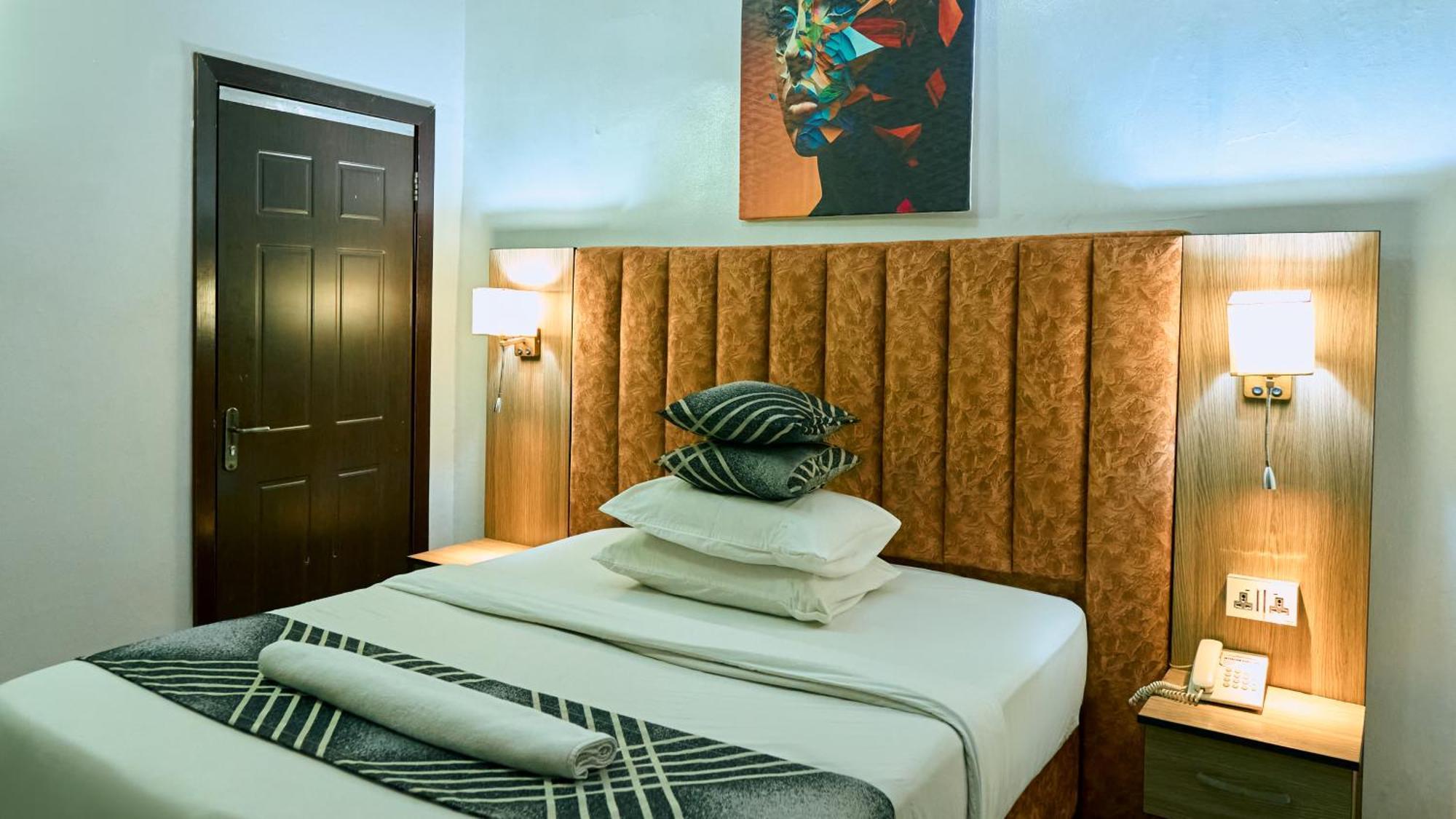 Crownedge Hotels Икея Экстерьер фото