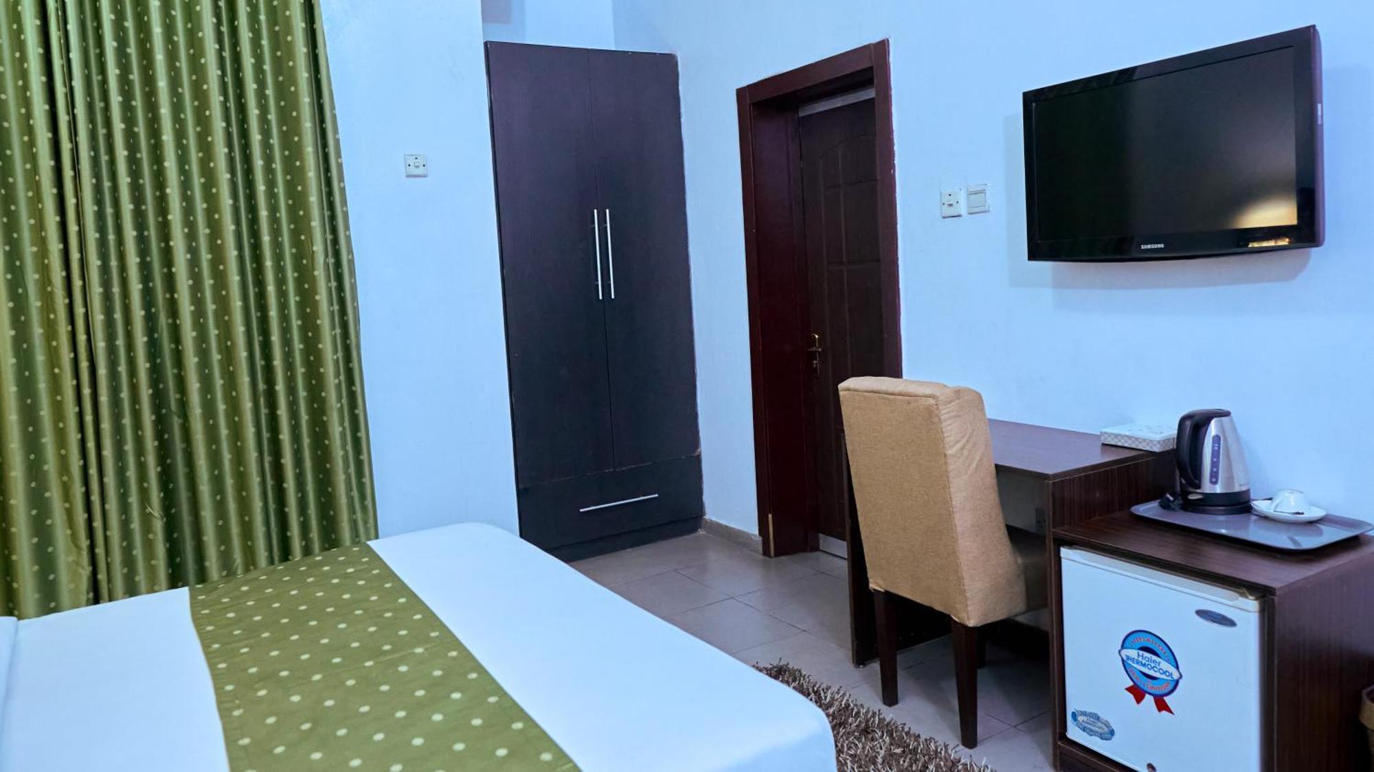 Crownedge Hotels Икея Экстерьер фото