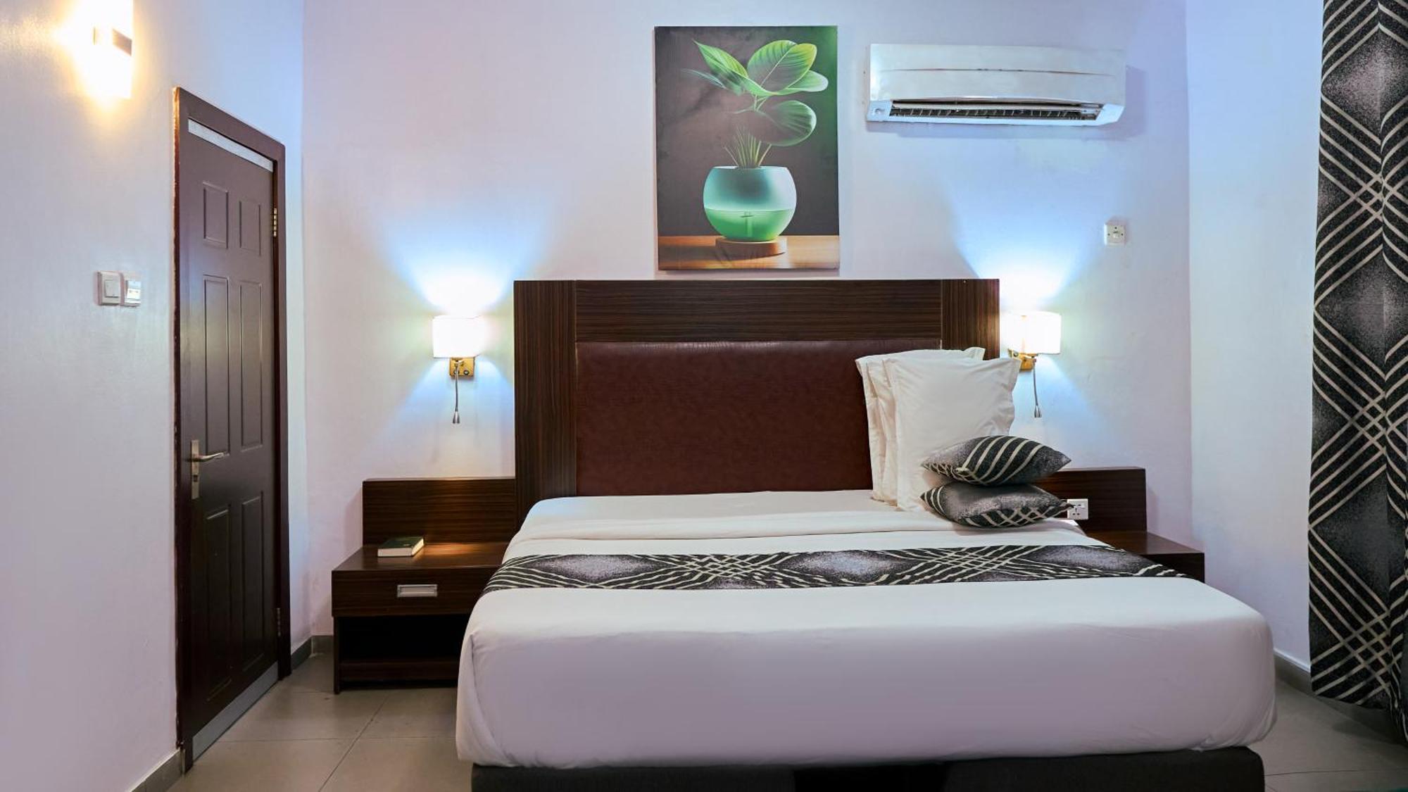 Crownedge Hotels Икея Экстерьер фото